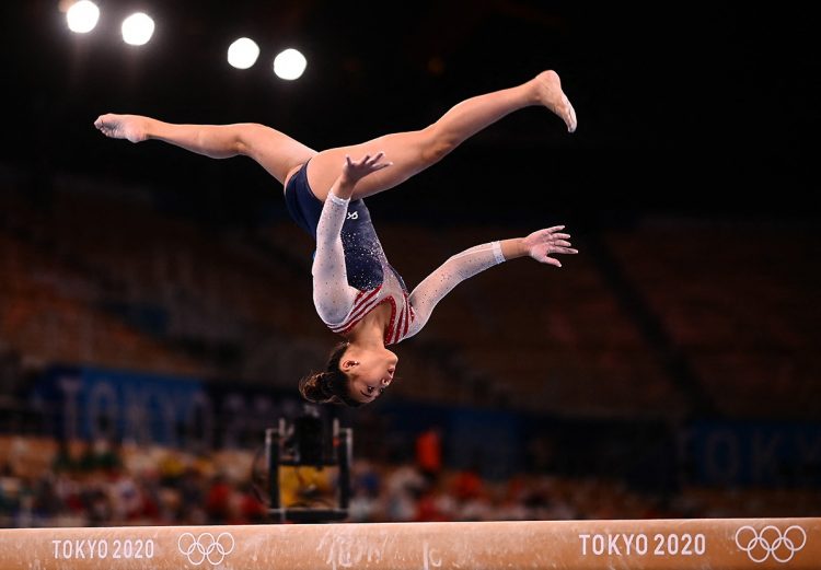 La gimnasta estadounidense Sunisa Lee, se agenció el oro en el concurso general femenino. Foto AFP.