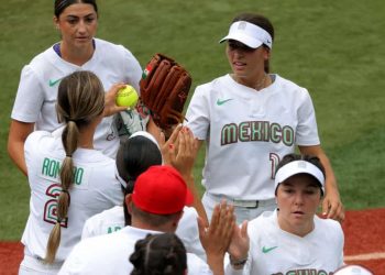 Jugadoras de sóftbol de México fueron acusadas de botar a la basura uniformes olímpicos