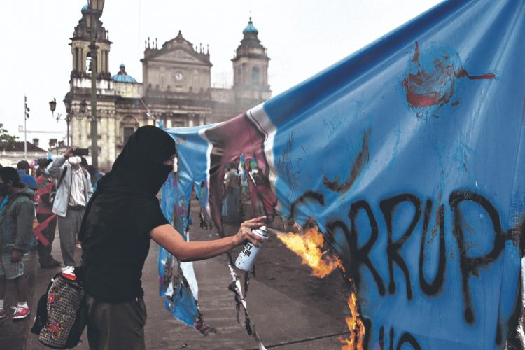 En contra. Los guatemaltecos señalan casos de corrupción en los poderes del Estado y culpan al Ejecutivo del alza de casos de la COVID-19.  Foto referencia.