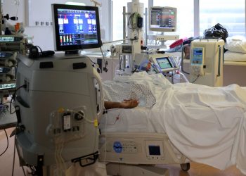 Variante delta es tan contagiosa como la varicela, según CDC