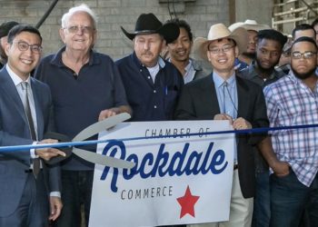Alcalde de una ciudad de Texas mina bitcoins con un estante de computadoras desde su casa