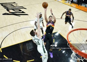 Los Bucks superan a los Suns y quedan a una victoria del título de la NBA