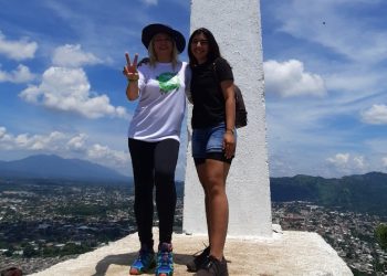 Montañista Alfa Karina Arrué comparte experiencias y sube el cerro Tecana, en Santa Ana 