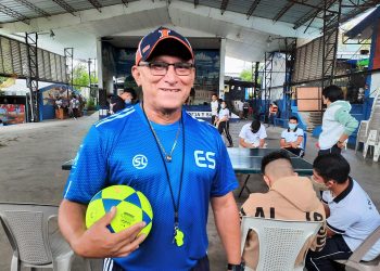 Profesor de Educación Física, Rafael Ernesto Valiente, ayuda a niños con discapacidad