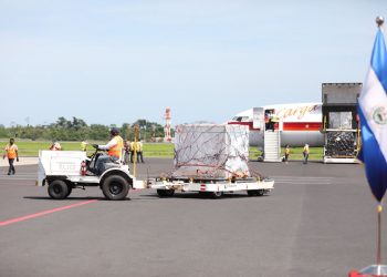 Llega a El Salvador cargamento de 1.5 millones de vacunas Sinovac contra la COVID-19