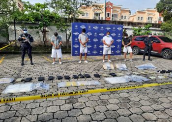 Autoridades presentan a narcotraficantes detenidos con más de $1.5 millones en droga