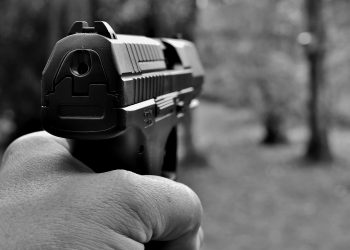 Juez de EE. UU. levanta prohibición de comprar pistolas a menores de 21 años
