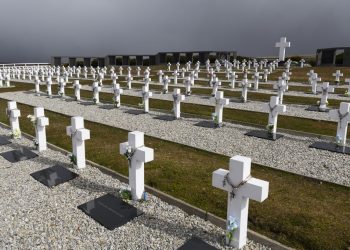 Cruz Roja retoma trabajos para identificar a soldados argentinos enterrados en las Malvinas