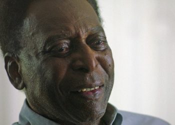 Pelé pasa por exámenes de rutina en hospital y niega desmayo