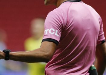 Árbitro calma ánimos en un partido a punta de pistola en Honduras