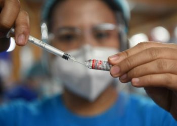 Ecuador y Rusia analizan crear fábrica de vacuna Sputnik contra el covid-19