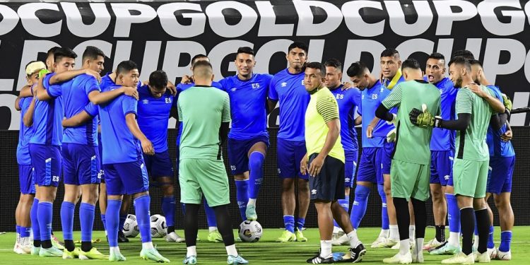 Los jugadores de El Salvador se apiñan durante una sesión de práctica en el State Farm Stadium el 23 de julio de 2021 en Glendale, Arizona. (Photo by Frederic J. BROWN / AFP)