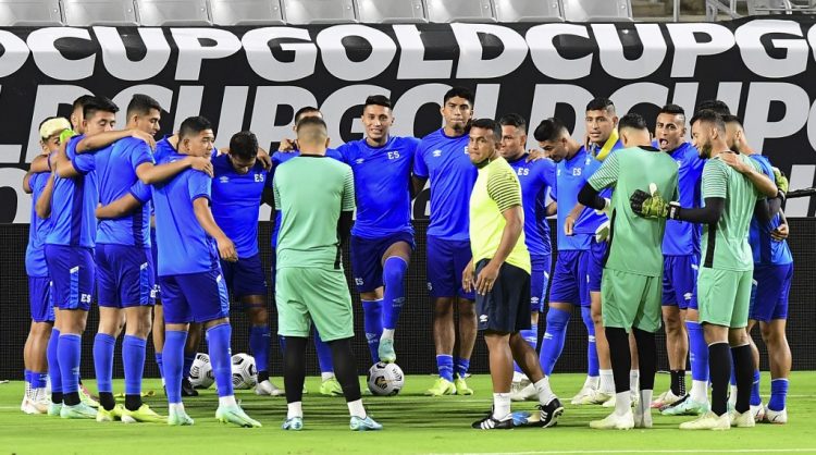 Los jugadores de El Salvador se apiñan durante una sesión de práctica en el State Farm Stadium el 23 de julio de 2021 en Glendale, Arizona. (Photo by Frederic J. BROWN / AFP)