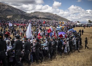 Unos 2,000 peruanos protestan contra el gobierno de Pedro Castillo y demandan su destitución