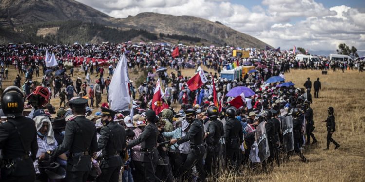 Unos 2,000 peruanos protestan contra el gobierno de Castillo y demandan su destitución. FOTO/ Pedro Castiilo.
