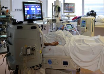 Activan plan de emergencia en hospitales en Francia tras aumento de contagios de COVID-19