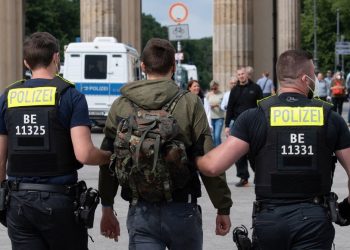 Manifestantes protagonizan refriegas con la policía en Berlín durante protesta contra restricciones por COVID-19