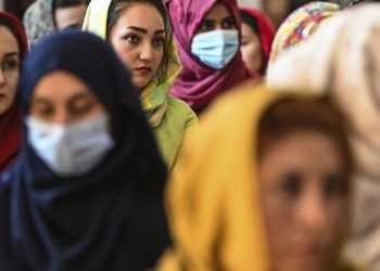 Las mujeres son autorizadas por los talibanes afganos a ir a la universidad, pero separadas de los hombres