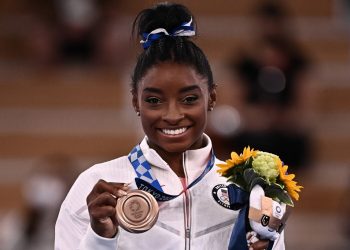 Simone Biles vence «demonios» con un bronce en gimnasia