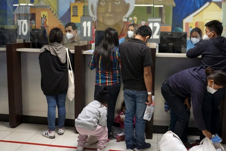 Los migrantes guatemaltecos deportados de Estados Unidos son atendidos en el mostrador del Centro de Recepción de Retornados a su llegada a la Base de la Fuerza Aérea en la Ciudad de Guatemala el 4 de agosto de 2021. FOTO / AFP