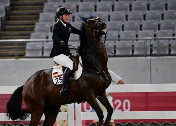 Denuncian a pentatleta alemana por maltrato animal a su caballo en Tokio 2020