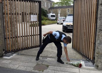 Un cura asesinado en Francia, presuntamente a manos de autor de incendio de la catedral de Nantes