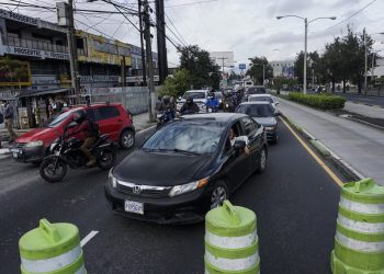 Guatemaltecos bloquean carreteras para exigir renuncia de presidente y fiscal