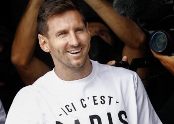 Los aficionados del PSG reciben con júbilo a Messi