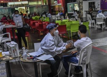 Cerca de un millón de venezolanos indocumentados podrán vacunarse en Colombia