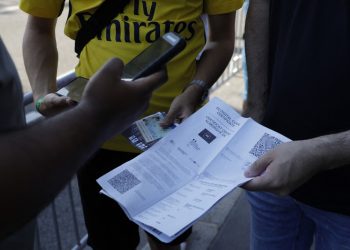 Un joven italiano se tatúa su pasaporte sanitario en el brazo