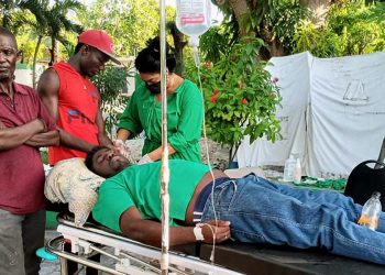 FOTOS/ Angustia por la búsqueda de sobrevivientes tras terremoto que suma 724 muertos en Haití