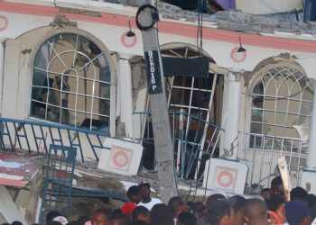 FOTOS/ Angustia por la búsqueda de sobrevivientes tras terremoto que suma 724 muertos en Haití