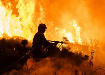Avanzan en contención de gran incendio en España, donde termina ola de calor