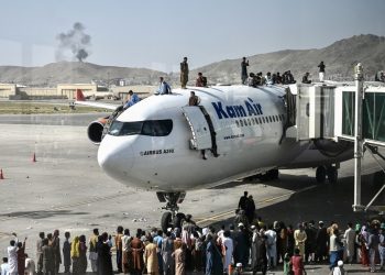 Confusión y desesperación: ¿por qué miles de afganos tratan de huir de Kabul?