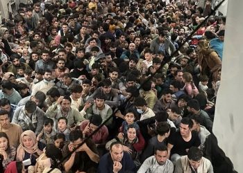 Fotografía capta a más de 600 afganos dentro de un avión militar de EE. UU. tratando de huir del país