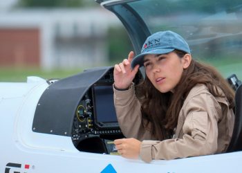 Una piloto de 19 años despega para una vuelta al mundo en solitario buscando marcar un hito