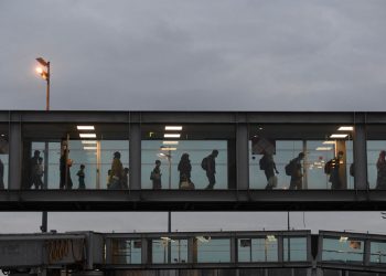 Llegan a París los primeros afganos evacuados por Francia de Kabul