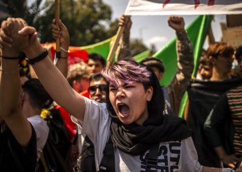 Miles de afganos siguen atrapados en Kabul mientras resistencia se organiza en el norte