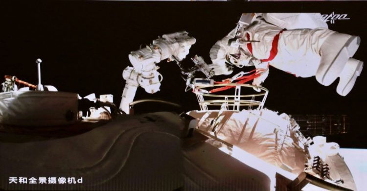 Esta foto tomada y publicada el 20 de agosto de 2021 por la Oficina de Ingeniería Espacial Tripulada de China a través de CNS muestra al astronauta chino Nie Haisheng dejando el módulo central de Tianhe para una caminata espacial. FOTO / AFP