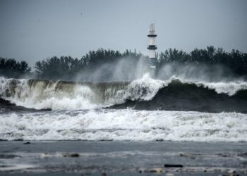 El huracán Grace se degrada a categoría 1 en su avance sobre México
