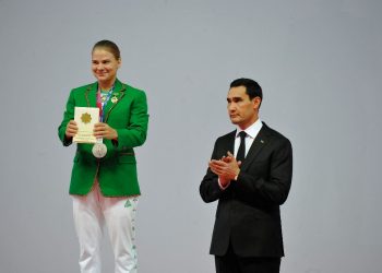 Un apartamento, un vehículo y 50,000 dólares para primera medallista olímpica de Turkmenistán