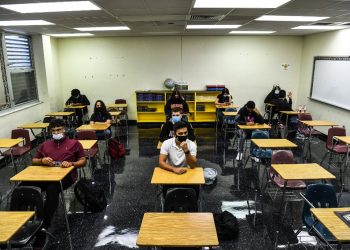 Florida retira fondos a dos distritos escolares que impusieron tapabocas en sus centros