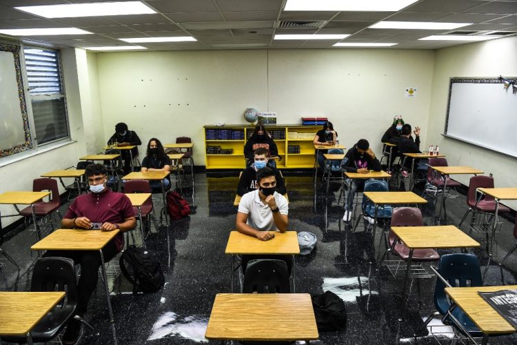 Florida retira fondos a dos distritos escolares que impusieron tapabocas en sus centros. FOTO/ AFP.