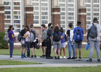 El covid-19 deja más de 400 alumnos en cuarentena en un distrito escolar de Florida