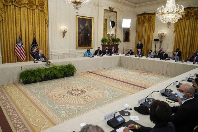 El presidente de los Estados Unidos, Joe Biden, habla durante una reunión sobre ciberseguridad en el East Room de la Casa Blanca el 25 de agosto de 2021 en Washington, DC. FOTO / AFP