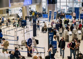 EE. UU. valora exigir comprobante de vacunación a viajeros extranjeros