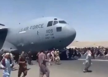 Hallan restos humanos en tren de aterrizaje de avión de EE.UU. que partió de Kabul
