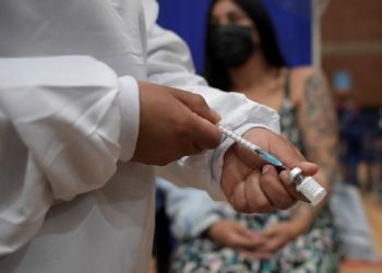 Reino Unido incita a embarazadas a vacunarse frente a variante Delta