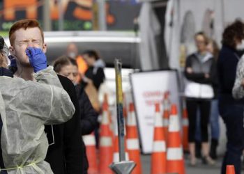 Nueva Zelanda sigue la pista del primer caso local de COVID-19 en seis meses