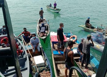 En Indonesia vacunan a pescadores en medio del mar